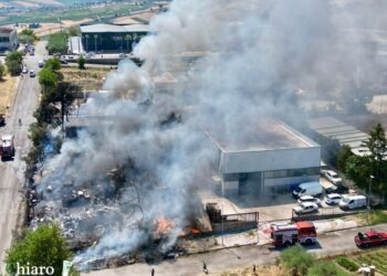 Rogo nella zona industriale: a fuoco deposito di rifiuti già sequestrato. Incendio spento, rischio ambientale