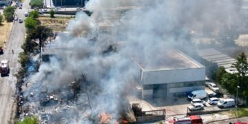 Rogo nella zona industriale: a fuoco deposito di rifiuti. Pompieri lottano contro le fiamme