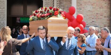 L’ultimo saluto ad Antonella: «Più sicurezza sulle spiagge, lo dobbiamo a lei. Abbracciate i vostri figli»