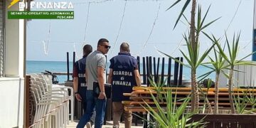La guardia di finanza scopre 5 lavoratori in uno stabilimento balneare: maxi sanzione