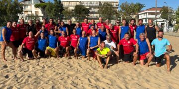 32 amici, gol, risate, birra e tanta voglia di stare insieme: il 3° “Grassi Day” è una festa in spiaggia