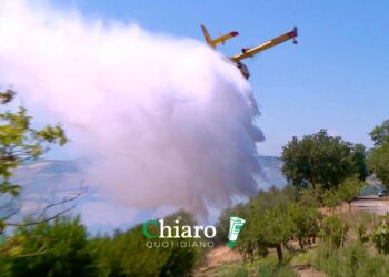 Pomeriggio di fuoco a Casalbordino, lanci dal canadair, ferito un pompiere