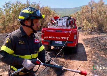 Riparte l’incendio e minaccia l’area di servizio: intervento dell’elicottero. Chiusa per un’ora la SS650