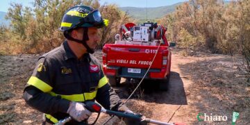 Riparte l’incendio e minaccia l’area di servizio: intervento dell’elicottero. Chiusa per un’ora la SS650