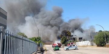 Rogo di rifiuti, Officina Cupello interroga la sindaca: «È urgente ristabilire il decoro urbano»
