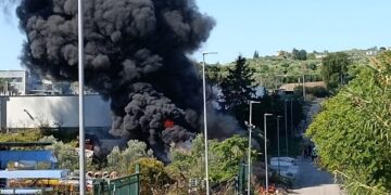 Incendio nella zona industriale di Cupello: a fuoco deposito di rifiuti. Pompieri lottano contro le fiamme