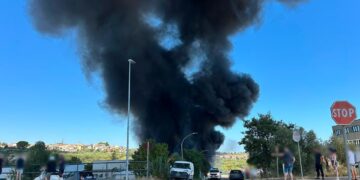 Rogo nella zona industriale: a fuoco deposito di rifiuti. Pompieri lottano contro le fiamme