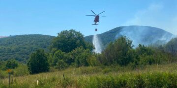 Riparte l’incendio e minaccia l’area di servizio: interviene l’elicottero. Chiusa per un’ora la SS650