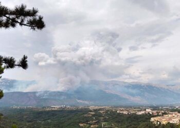 L’Abruzzo in fiamme: il Morrone devastato. Mezzi aerei in avaria, mobilitato l’esercito