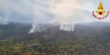 L’Abruzzo in fiamme: il Morrone devastato. Mezzi aerei in avaria, mobilitato l’esercito