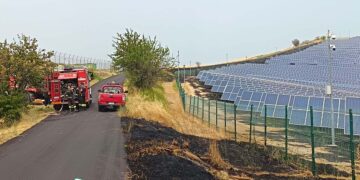 In Valle Cena campi e uliveti a fuoco. Le fiamme minacciano impianto fotovoltaico