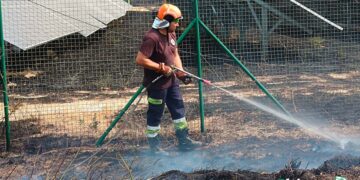 In Valle Cena campi e uliveti a fuoco. Le fiamme raggiungono anche un impianto fotovoltaico