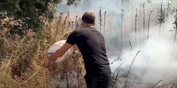 Incendio nella zona industriale, operai provano ad arginare le fiamme. Intervento dei vigili del fuoco