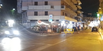 Ci sono le transenne, ma il varco dice «Aperto»: l’isola pedonale è un controsenso