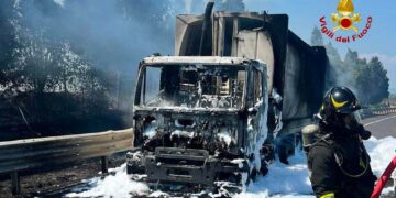 Autocarro a fuoco nel tratto di Petacciato, disagi nella tarda mattinata sull’A14