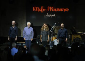 Le colonne sonore di una vita, l’ironia, i racconti: Piovani e una serata di delicatezza