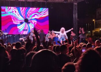 I grandi successi di Rettore e il duetto con Ditonellapiaga: «Chimica» accende il Love Village