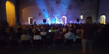 «Cuore diviso» a Palazzo d’Avalos: musica, emozioni e l’abbraccio del pubblico