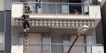 92enne cade in casa, i vigili del fuoco si calano dal piano superiore del palazzo per soccorrerlo