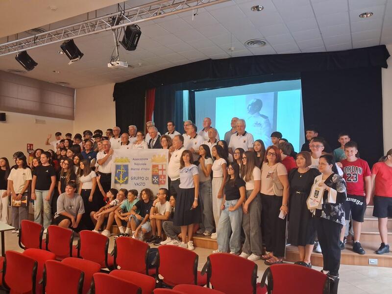 Studenti sulle tracce di Raffaele Paolucci: l’eroe rivive tra i banchi di scuola nei 100 anni dell’Anmi