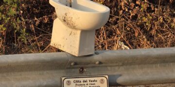 Punta Penna, il bidet appeso al guardrail sfida il «Divieto di scarico»