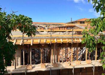 Crolla il tetto nel cantiere Pnrr della scuola: 4 lavoratori feriti