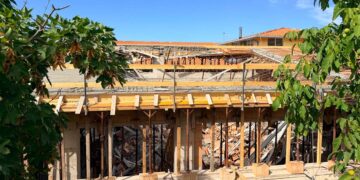 Crolla il tetto nel cantiere Pnrr della scuola: 4 lavoratori feriti