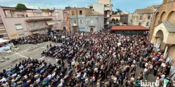 Lo struggente saluto ad Annabella e Claudio, in centinaia uniti nel dolore in piazza San Vitale