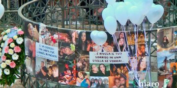 Lo struggente saluto ad Annabella e Claudio, in centinaia uniti nel dolore in piazza San Vitale