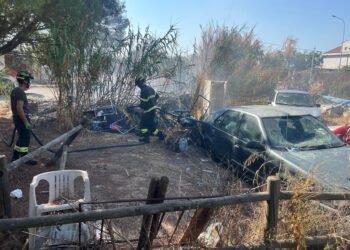 Carcasse di auto ed elettrodomestici a fuoco nella zona industriale