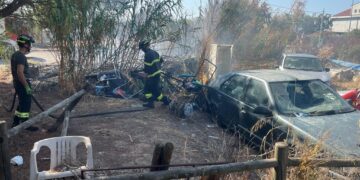 Carcasse di auto ed elettrodomestici a fuoco nella zona industriale