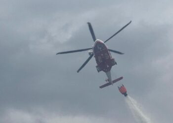 Schiavi di Abruzzo, fiamme vicino alle abitazioni: elicottero dei vigili del fuoco in azione