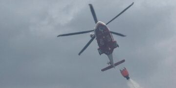 Schiavi di Abruzzo, fiamme vicino alle abitazioni: elicottero dei vigili del fuoco in azione