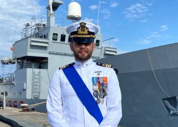 Mattia Morrone, 31 anni, primo comando in Marina Militare: si è insediato alla guida della nave Capri