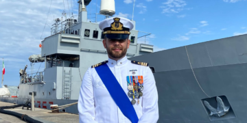 Mattia Morrone, 31 anni, primo comando in Marina Militare: si è insediato alla guida della nave Capri