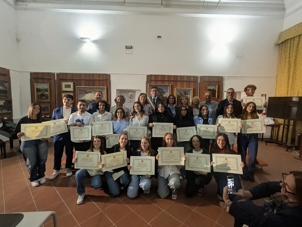 Premiati gli studenti più meritevoli: attestati a chi ha avuto il massimo dei voti