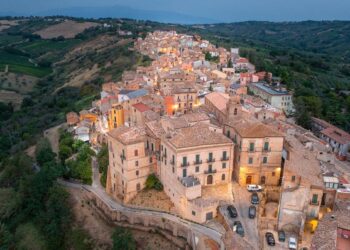 Grande partecipazione alla 1ª edizione del concorso “Poesia tra i vicoli del borgo DiVino” di Pollutri